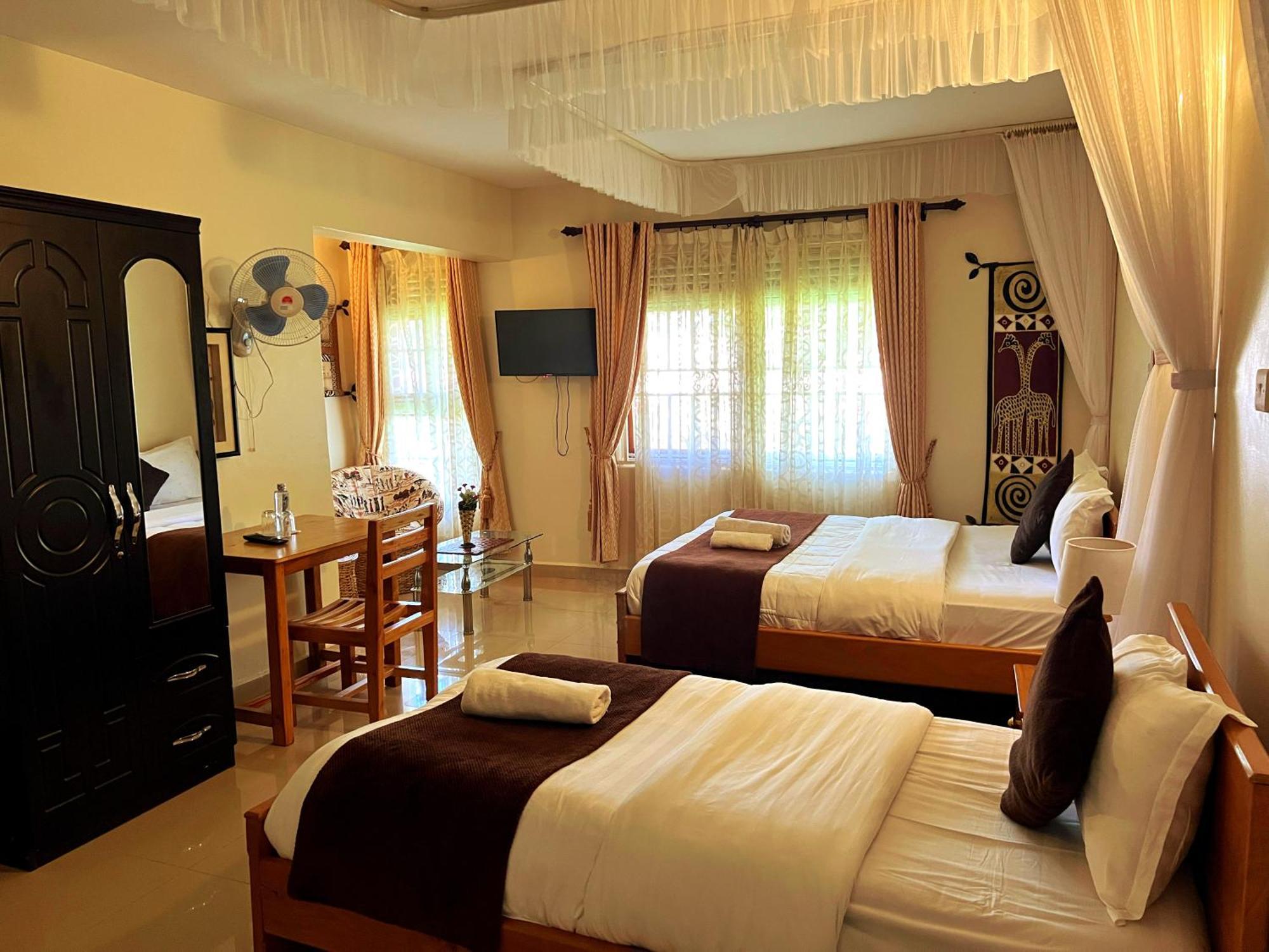 Sunset Hotel เอนเทบเบ้ ภายนอก รูปภาพ