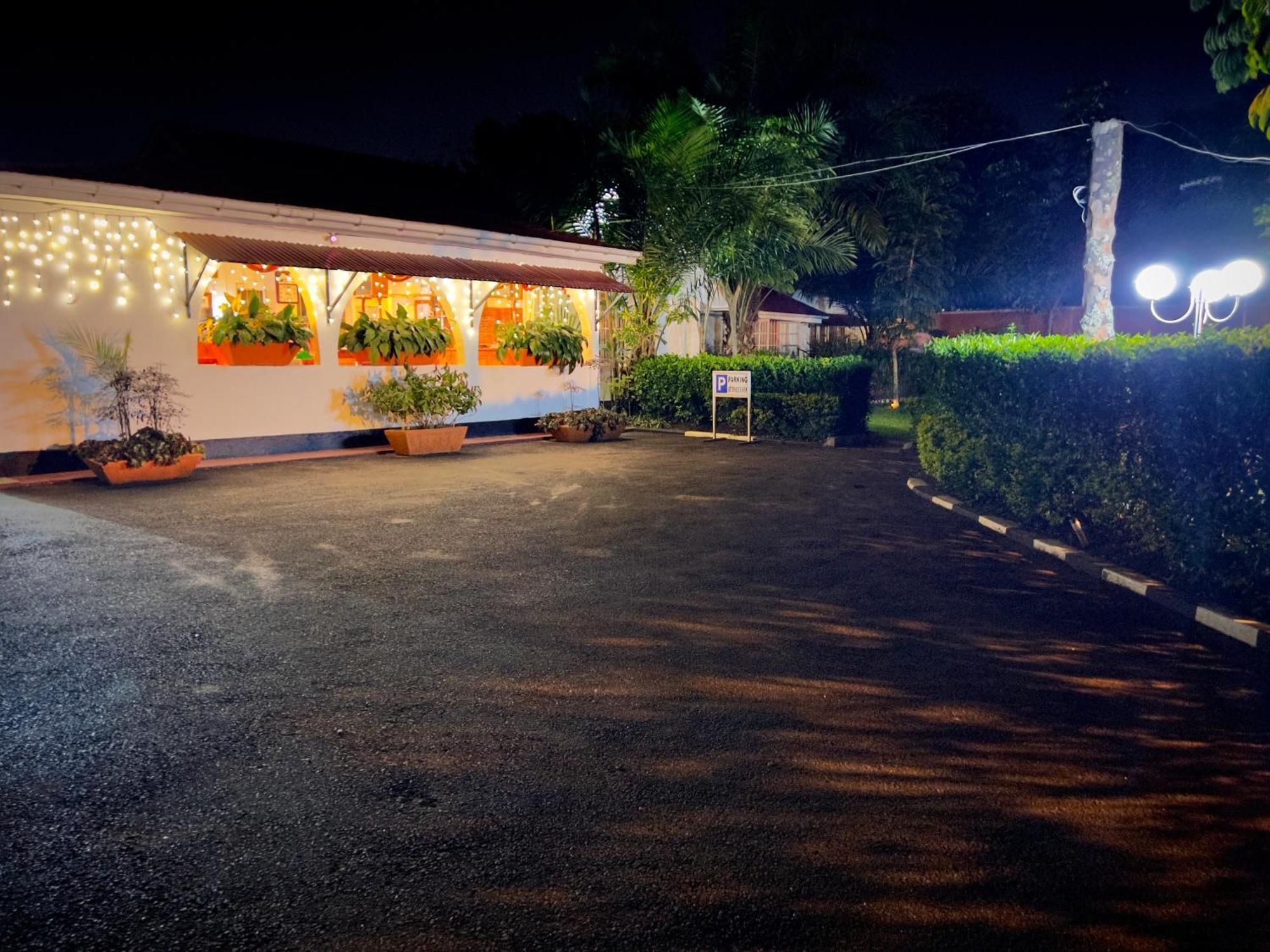 Sunset Hotel เอนเทบเบ้ ภายนอก รูปภาพ