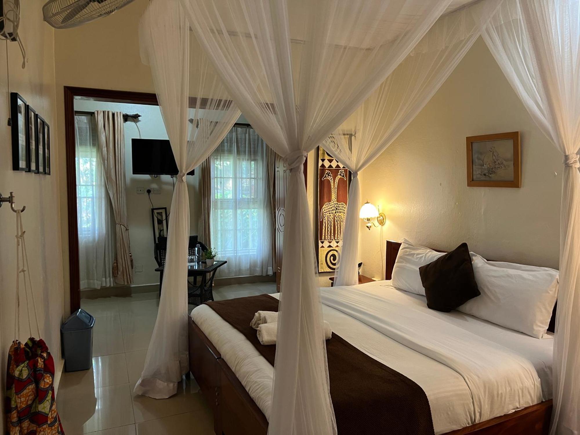 Sunset Hotel เอนเทบเบ้ ภายนอก รูปภาพ